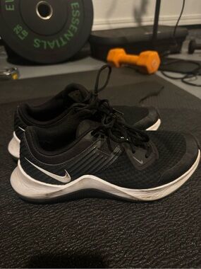 Nike Womens Black Athletic Training Shoes with White Midsole